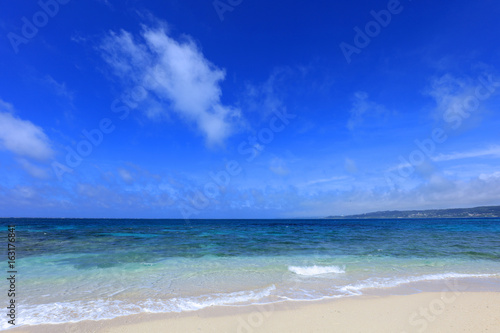 沖縄の美しい海とさわやかな空 © sunabesyou