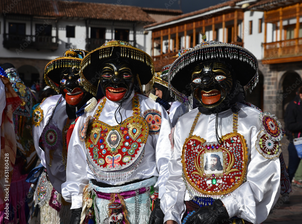 Péruviens en costume de fête plaza de Armas à Cusco au Pérou