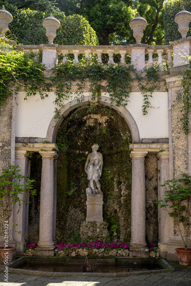 Naklejka premium fontainet et statue dans le jardin