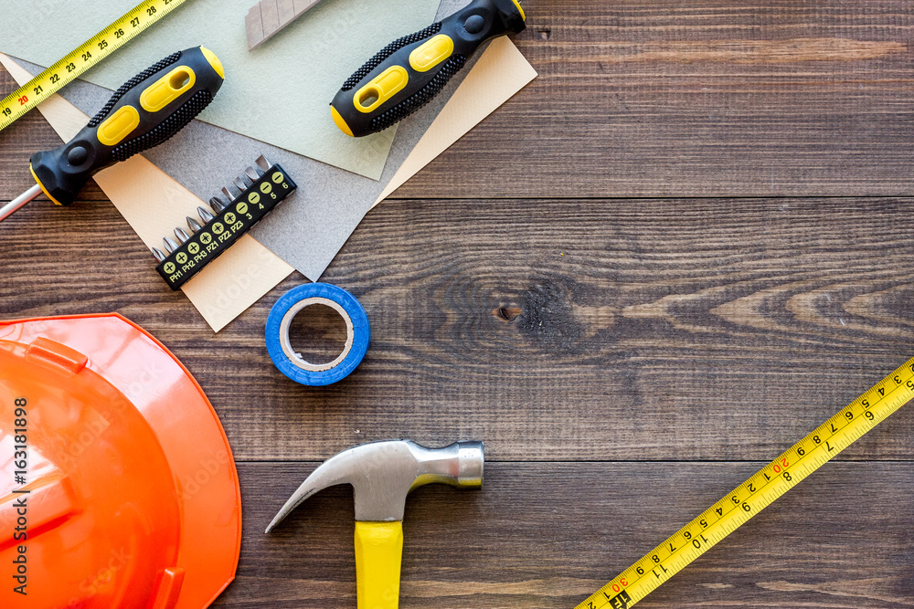 Φωτογραφία Tools for repairing and helmet on wooden desk background top view copyspace