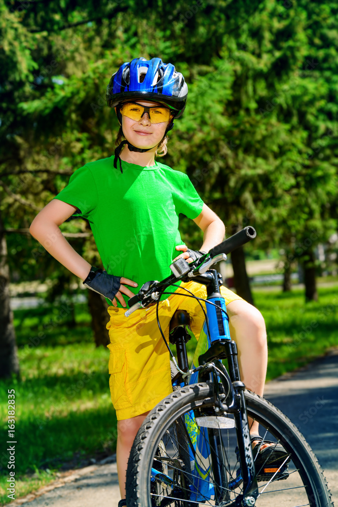 Obraz premium brave boy cyclist