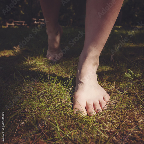 Female barefoot legs walking in nature © marbenzu