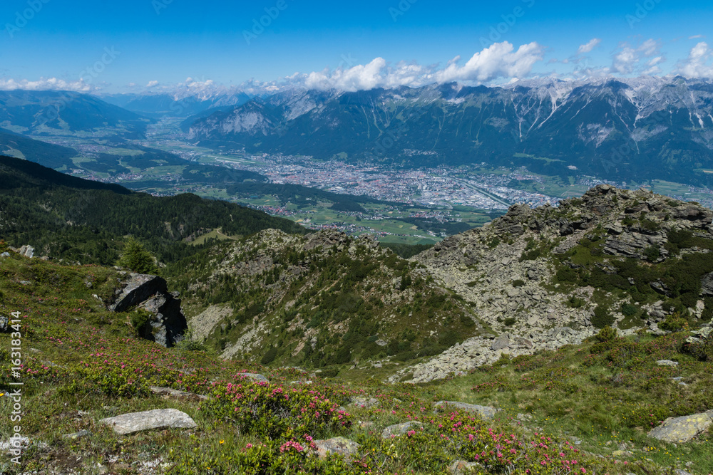 Wanderweg mit Blick auf Innsbruck
