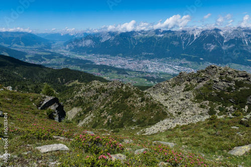 Obraz na płótnie Wanderweg mit Blick auf Innsbruck w salonie