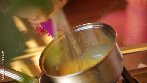 hollandaise sauce cooking