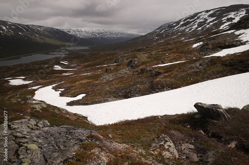 Der Schnee und das Schmelzwasser des Gebirges