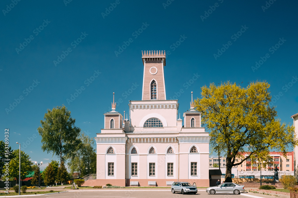 Obraz premium Chachersk, Belarus. Famous Landmark - Old City Hall In Sunny Summer