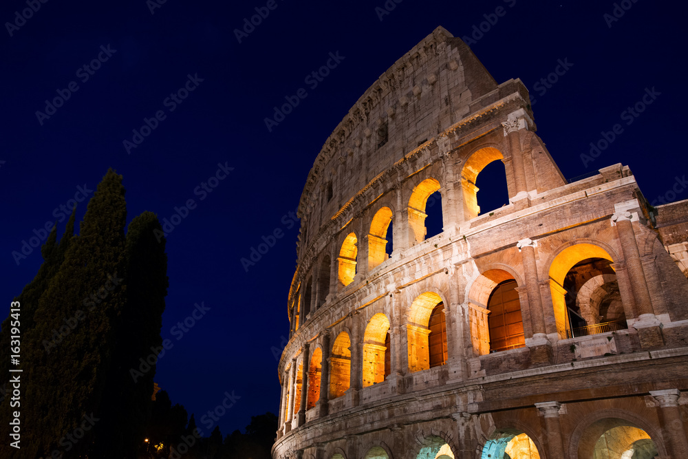 Obraz premium Colosseum in Rome at night. Italy, Europe