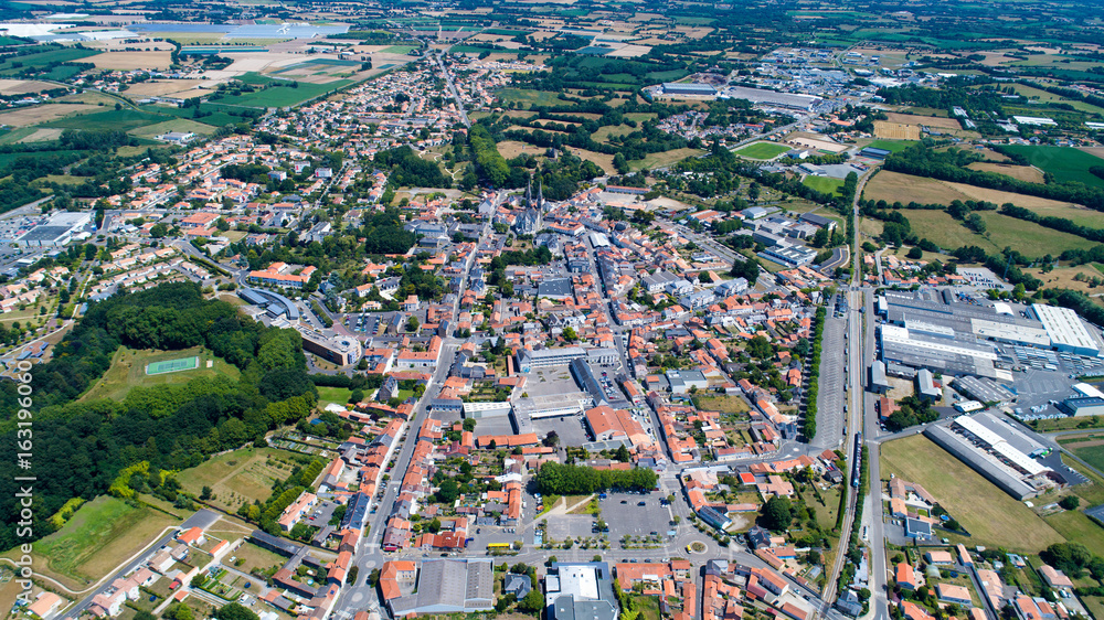 Photographie aérienne du centre ville de Machecoul en Loire Atlantique