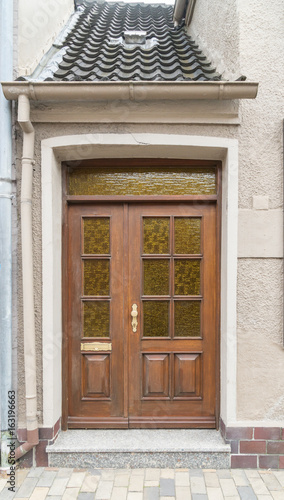 Alte Holztür im Eingang eines Hauses