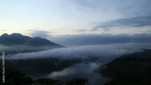 芦ノ湖の雲海に浮かぶ箱根山の朝焼けTimelapse