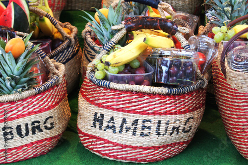 Cuadro en lienzo Typisch Hamburg - Früchtekorb vom Fischmarkt