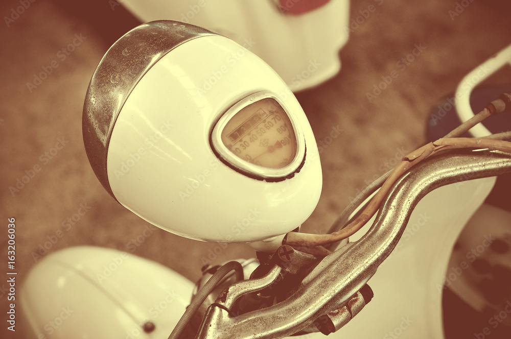 Obraz premium The headlight and speedometer of vintage motorcycle.