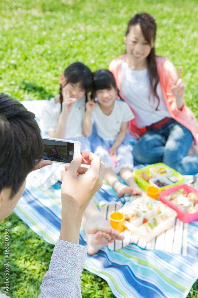 ピクニックをする家族 ピクニックをする家族