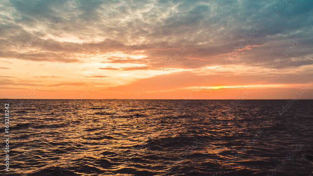 Fototapeta premium Sunset sky and cloud at the beach, sky background.