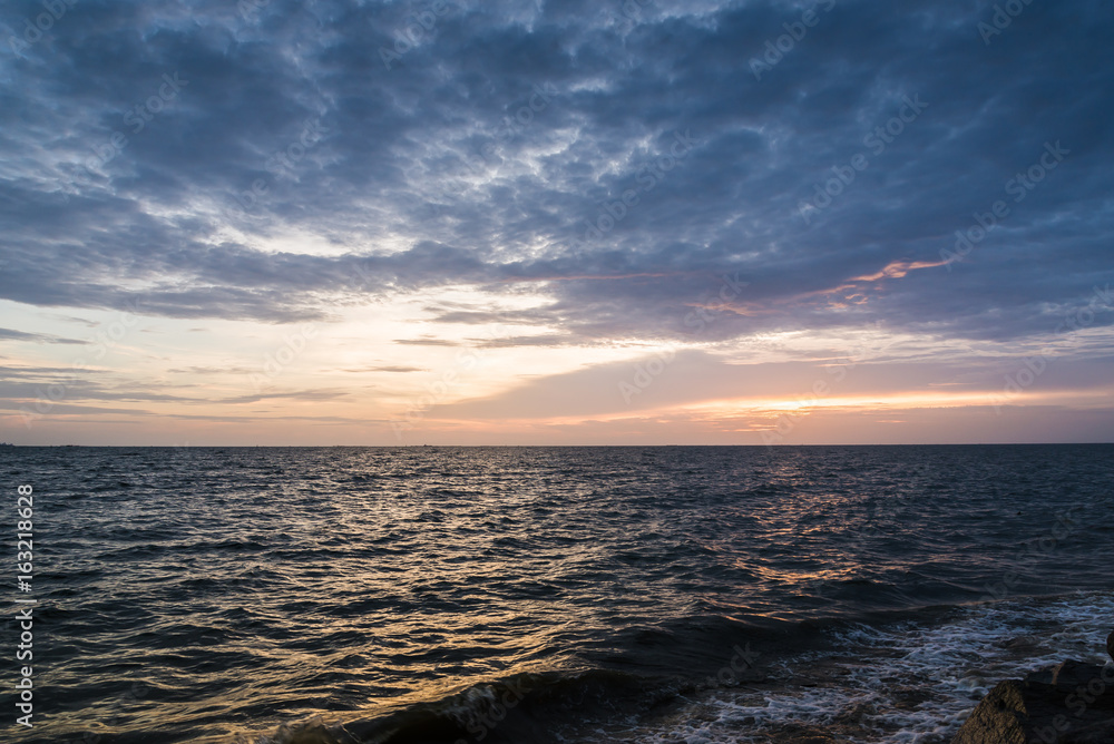 Obraz premium Sunset sky and cloud at the beach, sky background.