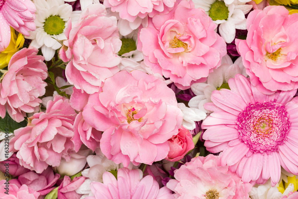 Schöne Blumen als Arrangement aus weissen und rosa Rosen und Gerbera