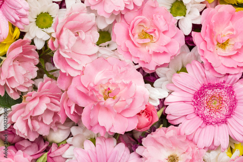 Schöne Blumen als Arrangement aus weissen und rosa Rosen und Gerbera © fotofreaks