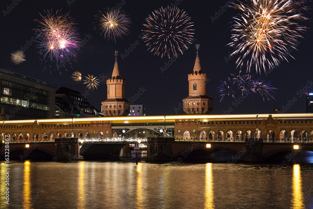 Fototapeta premium Berlin Oberbaumbrücke Feuerwerk