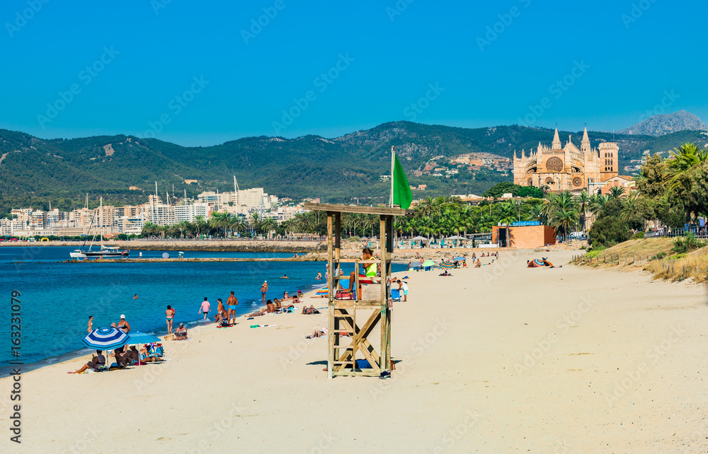Spanien Palma de Mallorca Strand mit Aussicht Kathedrale La Seu Photos |  Adobe Stock