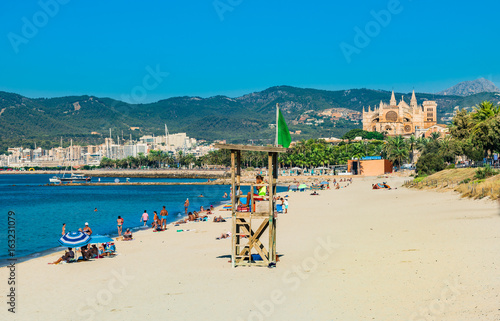 Spanien Palma de Mallorca Strand mit Aussicht Kathedrale La Seu