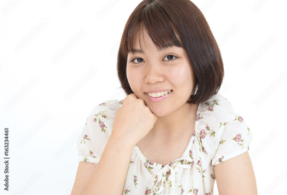 笑顔の若い女性