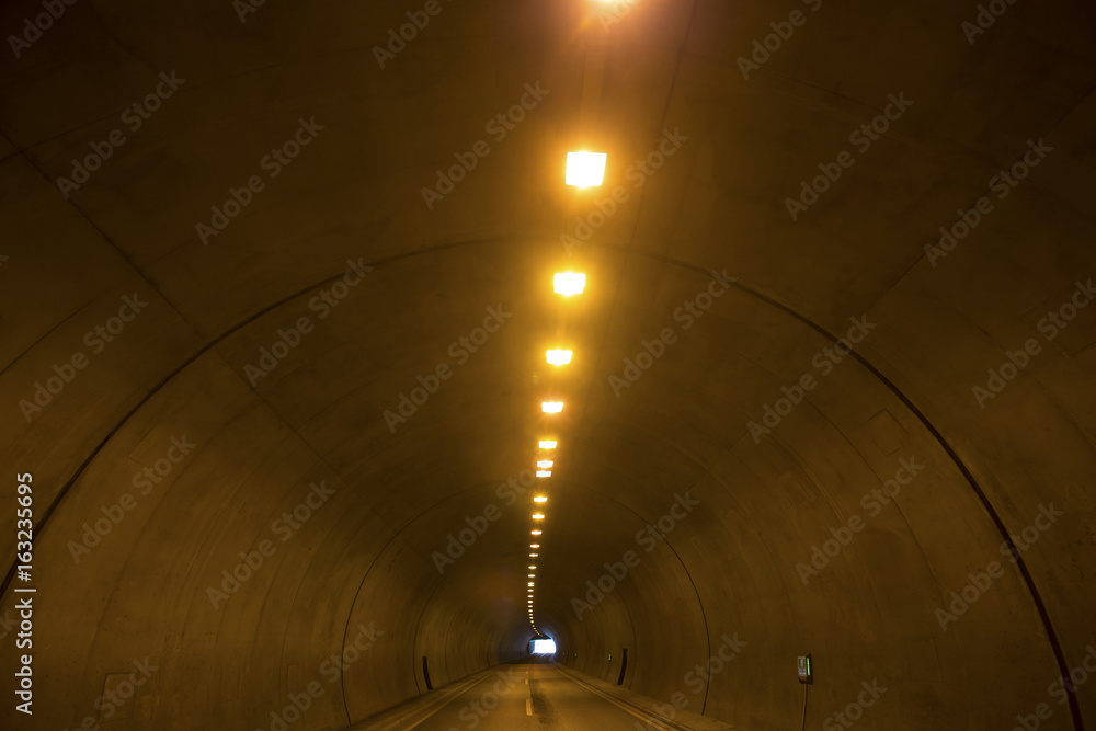 Obraz premium empty traffic tunnel background