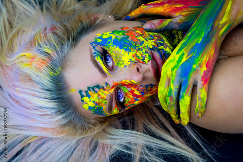 Schilderij op canvas Beautiful blond woman with face painting. Body art.