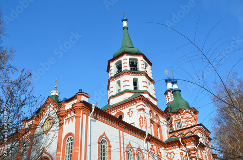  Церковь Воздвижения честного и животворящего креста Господня в Иркутске на фоне синего неба,18 век