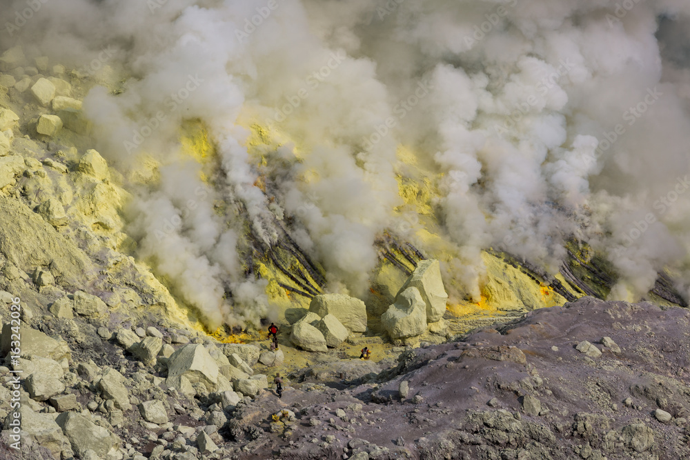 Schwefelfumerolen und Schwefelsäuresee im Ijen-Vulkan - Java - Indonesien