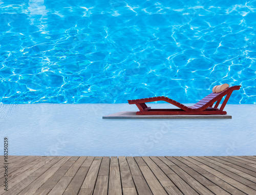 piscine à plage immergée avec lit de soleil et terrasse en bois 