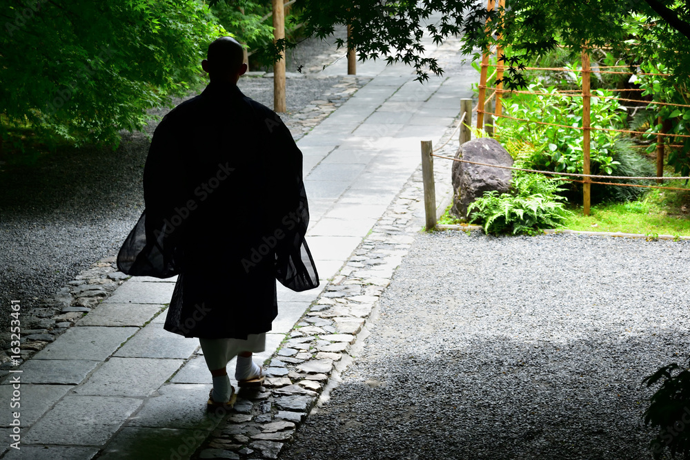 Fototapeta premium Sylwetka mnicha buddyjskiego w Kioto w Japonii