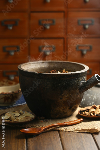 Obraz na plátně Chinese traditional herbal medicine in casserole