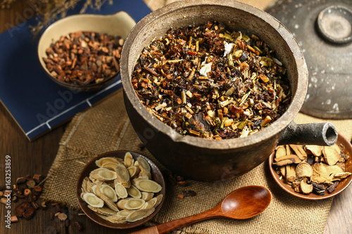 Obraz na plátně Chinese traditional herbal medicine in casserole