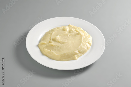 Round dish with mashed potatoes