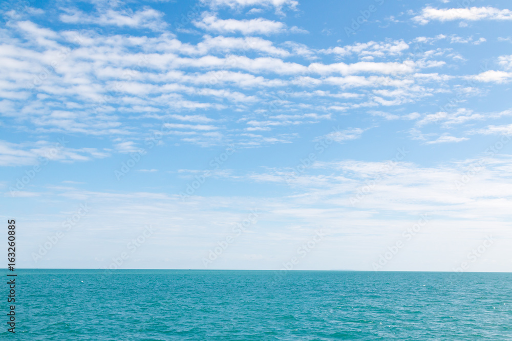 Fototapeta premium Blue sky and White cloud on sea