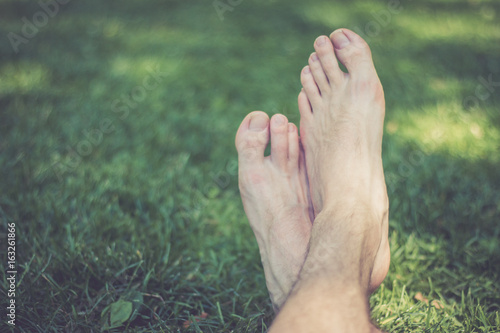 Männerbeine / Füße im Park, ausruhen