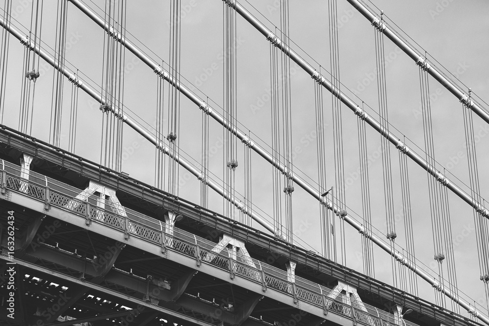 Obraz premium Close up picture of the Manhattan Bridge that connects Lower Manhattan at Canal Street with Downtown Brooklyn, New York City, USA.
