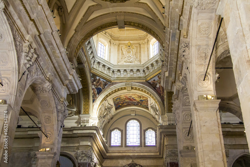 CAGLIARI, ITALIA - MARZO 31, 2015: Processione religiosa della Settimana Santa - architettura interna della Cattedrale - Sardegna