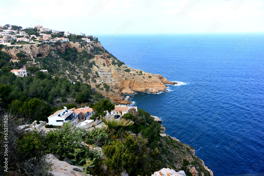 Vista preciosa a La costa Española, mar mediterranea y montaña