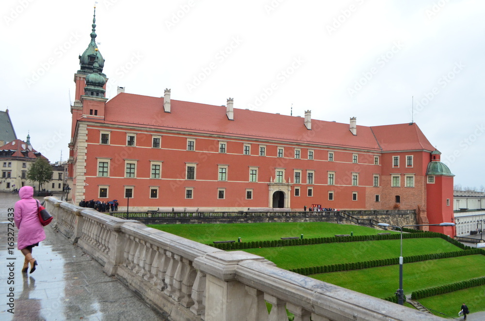Obraz premium Widok ulicy z boku Zamku Królewskiego w Warszawie