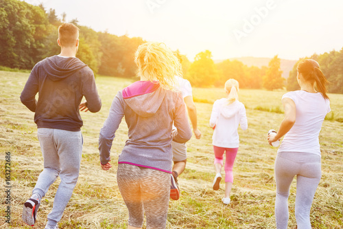 Teenager beim Joggen in der Gruppe