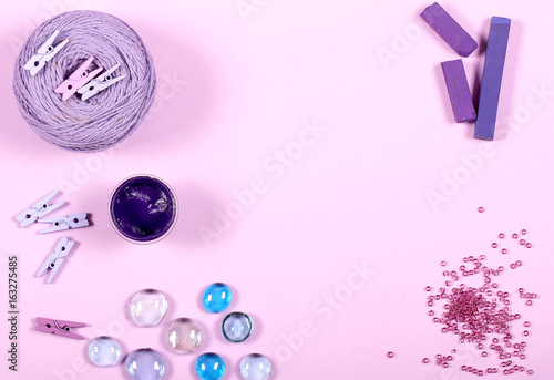 лавандовый фон на нём лежат фиолетовые предметы 
