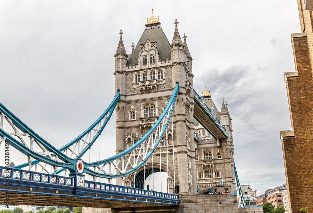 Full view of the Tower Bridge in daylight