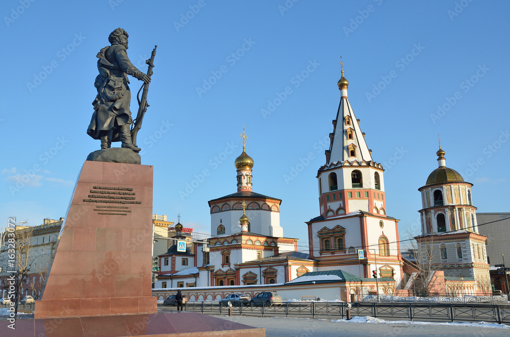 Вид города Иркутска с Богоявленским собором и памятником основателям Иркутска