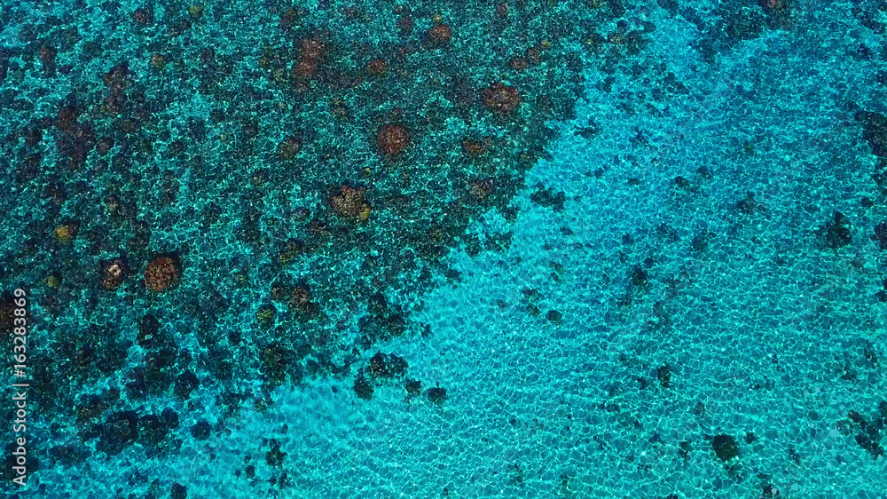 lagon filmé par un drone, vu du haut 