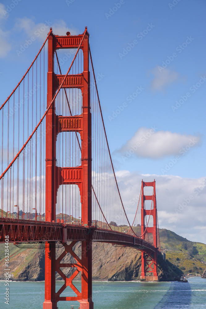 Fototapeta premium The Golden Gate Bridge of San Francisco, CA