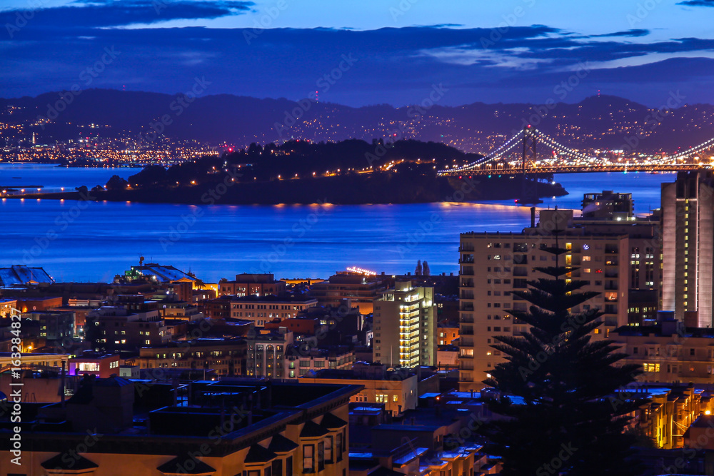 Fototapeta premium The twilight scene of San Francisco Bay