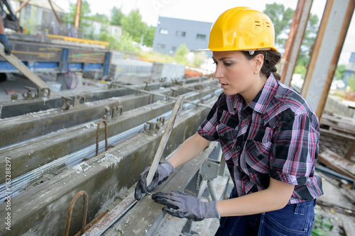 Fotografie Female builder at work on site