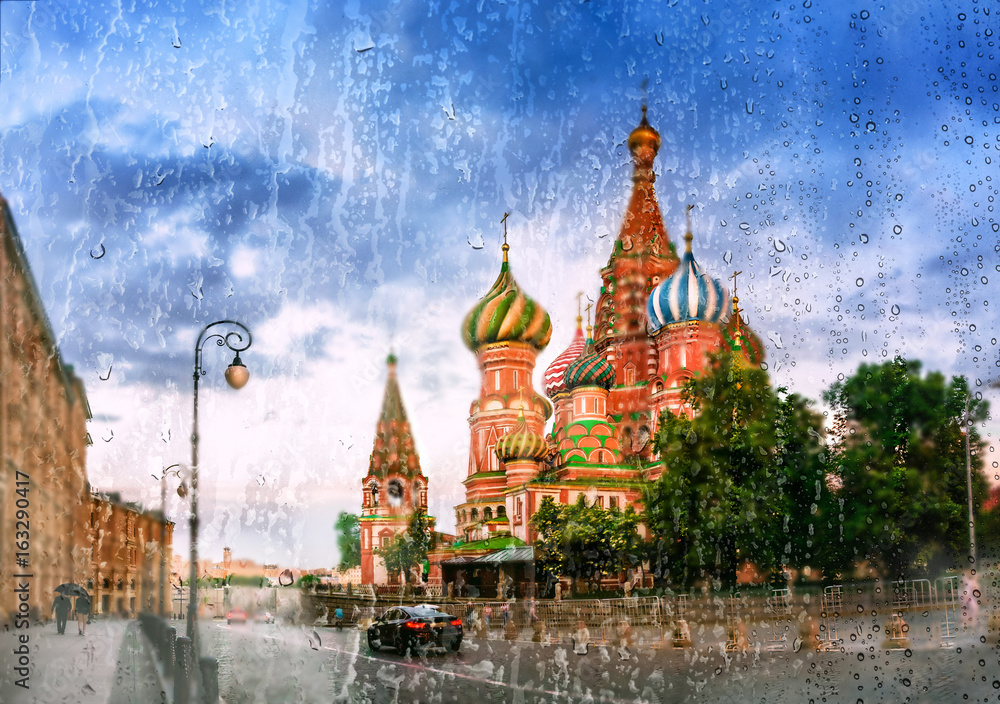 Obraz premium Moscow in the rain. Saint Basil's Cathedral in the evening light in Moscow, Russia. Rain on glass.